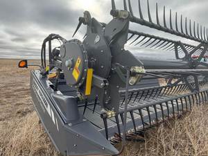 2022 Massey Ferguson 5400 Platform-75 HP Tractor utilitario 4WD con características avanzadas para uso agrícola y de construcción - Product Image 3