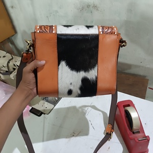 Bolso Bandolera Bohemio de Cuero Genuino Ecológico de Alta Calidad con Borlas y Flores, con Cierre, al Mejor Precio - Product Image 3