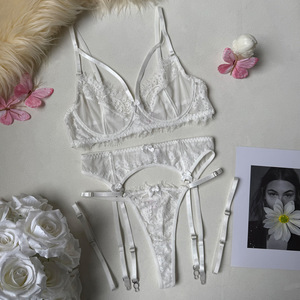 Set di Lingerie <span class=keywords><strong>in</strong></span> <span class=keywords><strong>Pizzo</strong></span> <span class=keywords><strong>Bianco</strong></span> con Ricami Floreali, <span class=keywords><strong>Reggiseno</strong></span> e Slip Romantici con Delicati Bordi <span class=keywords><strong>in</strong></span> <span class=keywords><strong>Pizzo</strong></span>, Intimo Femminile Premium - Product Image 5