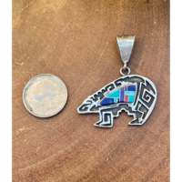 Colgante de Oso con Incrustaciones de Turquesa y Piedras Multicolores Wilson Dawes en Plata de Ley