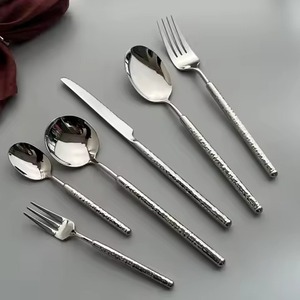 Ensemble de couverts dorés élégants, fabriqués en acier inoxydable robuste, parfaits pour rehausser l'ambiance de la salle à manger. - Product Image 6