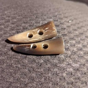 Fermoir à bascule en corne de haute qualité avec deux trous pour les conceptions de bijoux personnalisées par l'artisanat en croissant - Product Image 2