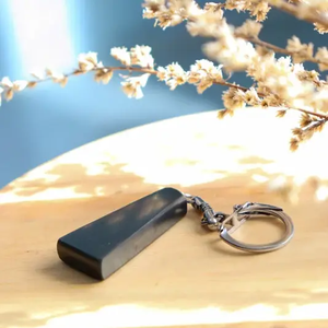 Llavero trapezoidal pulido Shungite 0,7*1,6*0,3 in (17*40*8mm) - Product Image 1