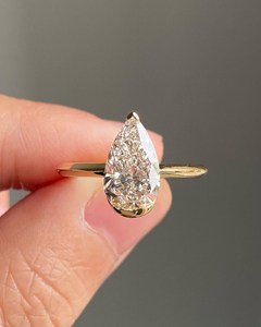 Bague solitaire Moissanite poire allongée 12x7 MM fabriquée à la main avec demi-lunette classique dans une superbe bague de fiançailles ou de cadeau pour elle - Product Image 1
