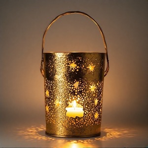 GoldenPine Holiday Charm Bougeoir en fonte d'aluminium Finition enneigée Pièce d'appoint pour tables et manteaux de fête - Product Image 1