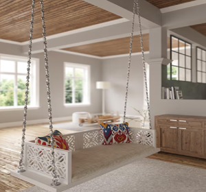 Banc à bascule en bois foncé, sculpté avec soin, suspendu par des chaînes dorées décoratives. Design traditionnel. Disponible à prix de gros - Product Image 3