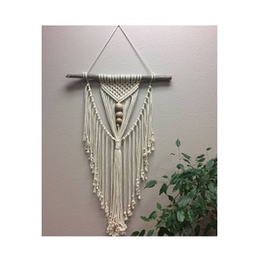 Tenture murale en macramé bohème élégante pour la décoration intérieure qui mélange des matériaux organiques avec des thèmes pacifiques - Product Image 1
