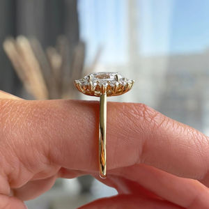 Anillo de Compromiso de Diamantes Cultivados en Laboratorio de 2 Quilates, Diseño de Halo, Oro de 14K, Joyería Fina Moderna y Atemporal - Product Image 3