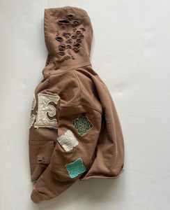 Sudadera personalizada hecha a mano, un diseño extragrande y corto, muy especial, con efecto desgastado y bordado con apliques y parches bordados. - Product Image 2