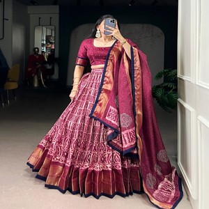 Conjunto de Lehenga Choli VASTRA COTTAGE con Estampado Batik de Seda Dola, Lehenga y Blusa con Bordado Zari, Ropa Étnica de Diseñador - Product Image 5