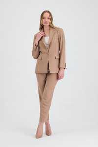 Ensemble de costume beige pour femmes de qualité supérieure avec blazer et pantalon à épaules cloutées pour femmes vêtements de bureau tissés de luxe perlés/prêts à être expédiés - Product Image 4
