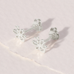 Pendientes de tuerca de abeja caprichosa en plata de ley 925 Diseño ligero inspirado en la naturaleza para el uso diario Ideal para orejas sensibles - Product Image 3