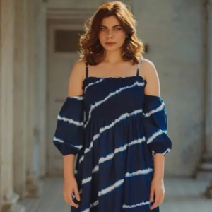 Ishq Barsaat Leheriya Caftán de Verano Hecho a Mano con Teñido Anudado, Ecológico y Transpirable, de Algodón, Largo hasta el Suelo, Corte en A, Cuello Cuadrado, Estilo Náutico - Product Image 1