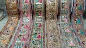 Rubans et lacets brodés à la machine de 1.25 pouces de largeur et de couleur blanche pour robes de mariée. - Product Image 2