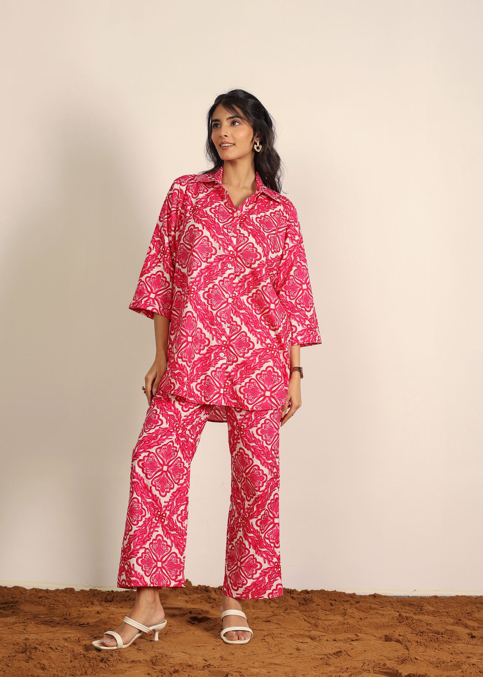 สีชมพูและสีขาว