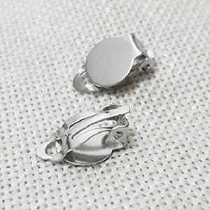 Pendientes de Clip Plateados y Dorados Más Vendidos al por Mayor, Material de Hierro, Tamaños Surtidos, Empaquetados en Caja para la Fabricación de Joyas - Product Image 1