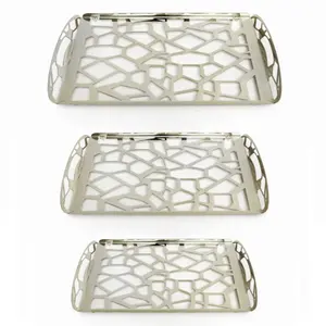 Plateau de service en métal décoratif fait à la main au meilleur prix avec finition dorée utilisé pour la décoration de la maison et le service - Product Image 2