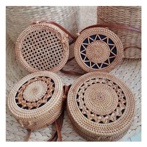 Bolso cruzado de ratán tejido de inspiración vintage Bolso hecho a mano sostenible para looks casuales, de viaje y de verano - Product Image 5