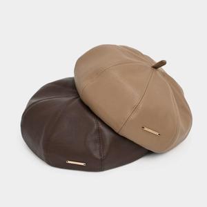 หมวกเบเร่ต์โลโก้โลหะเรียบง่ายทรงยาว หมวกหนัง PU สำหรับฤดูหนาว หมวกจิตรกร - Product Image 1