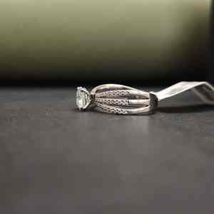 Élégantes bagues de fiançailles en moissanite de laboratoire, taille ronde brillante, à tige fendue, en acier inoxydable, certifiées IGI, pour cadeau de Saint-Valentin - Product Image 2