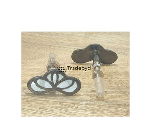Incrustation de nacre minimaliste de designer Boutons de tiroir faits à la main durables et écologiques pour armoires de cuisine et de salle de bain Tradebyd - Product Image 1