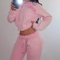 Ensemble de survêtement streetwear personnalisé pour femme en coton, avec sweat à capuche court et pantalon de survêtement, doté d'appliques coupées et cousues, de broderies et de patchs effet usé