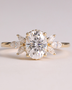 Bague de fiançailles en diamant taillé ovale 10x8mm | Grappe florale de pierres latérales marquises | Mariage de mariée en argent sterling plaqué or 18 carats - Product Image 1