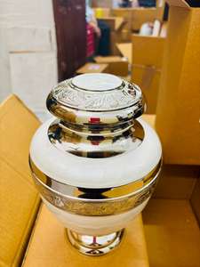 Urna Funeraria de Latón Estilo Americano con Incrustaciones de Nácar, Pulido Dorado, Diseño Personalizable, Capacidad de 220 Pulgadas Cúbicas para Cenizas Humanas - Product Image 6