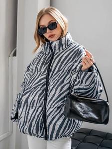 Chaqueta acolchada con estampado personalizado de tela satinada con cuello levantado acabado impermeable a prueba de viento con cremallera transpirable abrigo de burbujas - Product Image 4