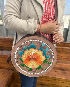 Nouveaux sacs de cantine en cuir usinés à la main élégants occidentaux sacs à main en cuir de forme circulaire usinés à la main femmes sacs à bandoulière en cuir usiné - Product Image 1