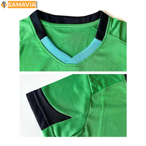 Conjunto de camiseta de fútbol retro con cuello en V al por mayor listo para enviar kit de fútbol personalizado para hombres con colores contrastantes - Product Image 3