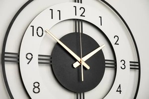 นาฬิกาแขวนผนังโลหะทรงกลมแบบคลาสสิกสีดำและสีขาวเหนือกาลเวลาดีไซน์สะดุดตาเหมาะสำหรับการตกแต่งภายในบ้าน - Product Image 4