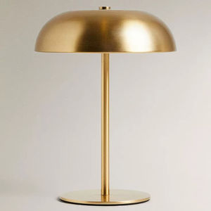 Lámpara de Mesa de Metal de Estilo Contemporáneo para Espacios de Vida en Apartamentos que Ofrece una Iluminación Elegante y Práctica - Product Image 1