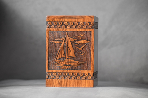 Urne de crémation en bois faite à la main gravée voilier et feuille conception urnes de crémation pour les cendres adultes avec option de conception personnalisée - Product Image 4