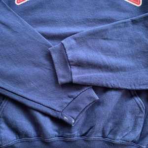 เสื้อฮู้ดพิมพ์ลายพัฟสำหรับผู้ชายเสื้อฮู้ดและสเวตเตอร์สีน้ำเงินชื่อรัสเซลออกแบบได้ตามต้องการ - Product Image 3