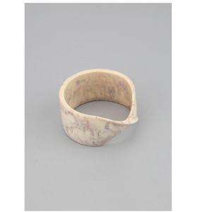 Bracelet manchette en résine avec breloques fleurs et bois pour la vente de produits artisanaux - Product Image 1