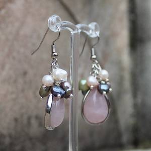 Boucles d'oreilles pendantes élégantes en grappe de pierres précieuses roses faites à la main, en quartz rose avec des gouttes de perles, cadeau pour elle - Product Image 3