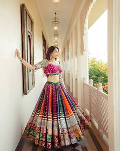 Magnifique Lehenga Choli en coton mousseline imprimé numérique et avec travail de miroir véritable, imprimé avec travail de miroir et bordure en toile Patta, avec dupatta - Product Image 3