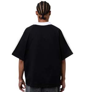 Camiseta Polo Extra Grande para Hombre, 270GSM, Algodón, Cuello con Botones, Estilo Urbano, con Paneles en Contraste y Logotipos Bordados - Product Image 3