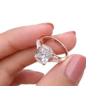 Anillo de Compromiso Clásico y Elegante con Tres Piedras de Corte Cojín y Piedras Laterales de Baguette en Oro Sólido de 14K Chapado con Diamante de Laboratorio - Product Image 5