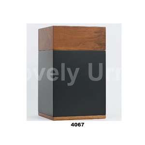 Urne funéraire adulte de crémation en bois massif bicolore pour cendres humaines avec sac en velours - Product Image 1