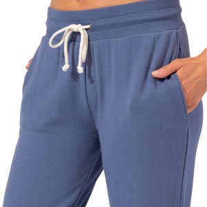Pantalón de mujer con corte ajustado y elegante, diseñado para una movilidad sin obstáculos, con una estructura refinada y un aspecto moderno y limpio. - Product Image 6