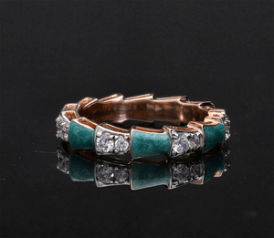 Bague en diamant exquis en or rose 14 carats diamants brillants sertis de broches alternant des segments d'émail vert bagues en diamant - Product Image 1