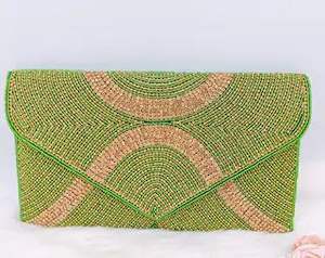 Sac à fermeture éclair brodé artisanal avec accents perlés - Léger, couleur et taille personnalisables, pour Noël ou les fêtes - Product Image 3