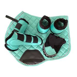 Ensemble de tapis de selle de dressage matelassé vert menthe Fizzan International, confortable et polyvalent, avec sangles de selle, protège-étriers et protège-masque - Product Image 3