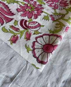 Tela de Algodón Estampada a Mano con Diseño Floral Magenta Blanco, Diseño Botánico Clásico Indo-Europeo - Product Image 4