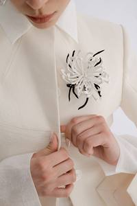 Blazers de manga larga para mujer, Blazers de 5 botones, negro, blanco, beige, ALAI, chaqueta a medida, tela Jacquard Arena de WHITE ANT - Product Image 4