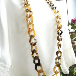 Collar de Lujo Hecho a Mano con Cuerno de Búfalo, Joyería Natural y Sostenible para Mujer, Alta Calidad - Product Image 1