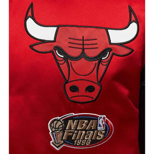 Chaqueta de béisbol de satén Varsity blanca y negra clásica unisex con bordado de apliques de cuero brillante y detalles de charol - Product Image 6