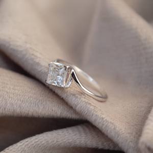 Anillo de moissanita de corte princesa de Plata de Ley 925 hecho a mano, joyería de forma cuadrada para mujer - Product Image 3